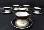 PORCELANA - STEATITA PARANÁ - Seis xícaras para chá com seus respetivos pites, em porcelana vitrificada branca, com bordas adornadas com largas faixas sendo na tonalidade azul cobalto, e gravação legitima, generoso filete e friso em pintura à ouro, alças vazadas com vasta douração, marcados no fundo, medindo: xícaras: alt 6,5 cm x diam 9 cm/ pires: diam 15,3 cm.