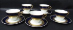 PORCELANA - STEATITA PARANÁ - Cinco xícaras para chá com seus respetivos pites, em porcelana vitrificada branca, com bordas adornadas com largas faixas sendo na tonalidade azul cobalto, e gravação legitima, generoso filete e friso em pintura à ouro, alças vazadas com vasta douração, marcados no fundo, medindo: xícaras: alt 6,5 cm x diam 9 cm/ pires: diam 15,3 cm. Uma possui bicado na borda.