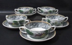 FAIANÇA - WOODLAND - WOOD & SONS - BURSLEM ENGLAND - Cinco xícaras para consomê com seus respectivos pires, em faiança inglesa vitrificada branca, apresentando bucólica cena de fazenda policromada, seguida de bordas ricamente decoradas com motivos vegetalinas, finalizando com faixa em zig zag, alças vazadas, marcados no fundo. Medidas: xícara: alt 4,5 cm x diam 11,8 cm/ pires: 16,2 cm. Em perfeito estado! Vide fotos!