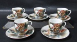 PORCELANA - MADE IN JAPAN - Cinco xícaras para café com seus respectivos pires, em porcelana oriental vitrificada branca, dita "casca de ovo", apresenta decoração de cenários de paisagens e pagode japonês em rica policromia, alças vazadas, bordas filetadas à ouro, marcados no fundo. Medidas: xícaras: alt 4,5 cm x diam 4,7 cm/ pires: 10 cm. Uma xícara com fio de cabelo.