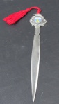 PRATA DE LEI - Antigo abridor de cartas em prata de lei, encimado com rico cinzelado retratando Brasão, contraste não identificado, medindo: 15,5 cm de altura.