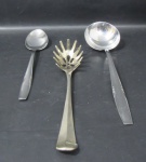 Lote contendo 3 peças para servir sendo 1 concha , 1 pegador de macarrão e e colher de arroz. Tamanhos, modelos e decorações distintas. Medida maior 31 cm e menor 26 cm.