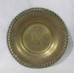 BRONZE - Um (1) medalhão em metal dourado representando faraó ao centro circundado com inscrições e ilustrações egípcias. Borda vazada com detalhes em acantos e folhagens. Diâmetro 35 cm.