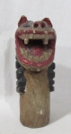 ESCULTURAS - Carranca esculpida com riqueza de detalhes em bloco de madeira policromada, assinada com as iniciais "JBS" em sua base. Medidas: 26 cm de altura x 8 cm de diâmetro da base, aproximadamente. Possui avarias diversas, vide fotos.