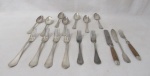 Parte de faqueiro com 16 peças sendo 7 garfos de jantar, 1 faca de peixe , 1 faca de jantar e 7 colheres. Tamanhos, modelos e decorações distintas.