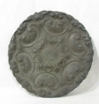 METAL PRATEADO - Belíssimo e grande medalhão confeccionado a metal espessurado a prata estilo D. José cinzelado com flores, concheados, acantos e volutas. Necessita de banho. Medidas: 44 cm de diâmetro.