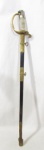 MILITARIA - Espada militar de coleção com guarda em bronze dourado, cinzelado com folhas finalizando com cabeça de réptil, lâmina em aço inoxidável, apresentando Marca Registrada A. E. C. bainha em couro negro guarnecida com metal dourado apresentando inscrição "DOURADA L18 AE". Medida total (com a bainha): 90 cm de comprimento. Lâmina com sinais de oxidação.