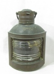 DIVERSOS - Lanterna para navio para uma lâmpada, da manufatura PORT, confeccionada em metal dourado, parte central com vidro translúcido, alça superior articulada. Vidro colado. Medidas: alt 31 cm x larg 18 cm. Não testada e sem garantias de funcionamento