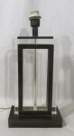 ABAJUR - Belíssimo abajur de mesa para uma lâmpada, estilo Art Déco, confeccionado em pesado bloco de cristal translúcido, com estrutura e base em bronze dourado. Medidas: alt 52 cm x comp da base 24,5 cm x larg da base 12 cm. Não testado e sem garantias de funcionamento.