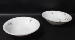 PORCELANA REAL S. PAULO - Duas tigelas em porcelana vitrificada branca, com tamanhos distintos, ornamentadas com ramagens de folhas em policromia, bordas filetadas à ouro, marcadas no fundo. Med.: maior: alt 6 cm x diam 23,5 cm/ menor: alt 5,8 cm diam 22 cm.