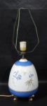 ABAJUR - PORCELANA REAL S. PAULO - Antigo abajur de mesa para uma lâmpada, confeccionado em porcelana com esmaltagem branca, bojo delicadamente decorado com motivos florais, barrados adornados com largas faixas nas tonalidades azul, guirlandas de flores e filetes à ouro, base quadrupede com pês em curvos com vasta douração, marcado no fundo, medindo: 47 cm de altura. Não testado e sem garantias de funcionamento.