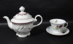 PORCELANA - REAL S. PAULO / SCHMIDT - Elegantes bule e xícara com seu respectivo pires para chá, em porcelana nacional vitrificada branca, de coleção, delicadamente decorados com elementos vegetalistas em policromia e vasta douração, alças vazadas finalizando em volutas, pega da tampa em forma estilizada de flor, bordas filetadas à ouro, apoiados sobre pé bolacha, marcado no fundo. Med. bule: alt total 17 cm x larg total 23 cm/ xícara: alt 7 cm x diam 9,5 cm/ pires: diam 14 cm.