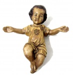 ARTE SACRA - Imaginária do Menino Jesus confeccionado em estuque, ricamente policromado, com vestes ornada com folhas de acanto, olhos pintados de azul. Medidas: comprimento: 32 cm: largura: 28,5 cm.