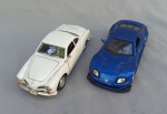 BRINQUEDO, dois (2) carrinhos miniatura: 1 Karmann-Ghia 1966, escala 1/28, marca S, medindo 14 cm; 1 Toyota Supra, escala 1/32, marca SAICO, medindo 14 cm.