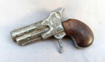 MILITARIA, um (1) revolver de brinquedo da marca GONHER, Made in Espagne, confeccionado em pewter com cabo em madeira, medindo 8 cm.