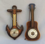 DIVERSOS, dois (2) barômetros distintos para pendurar em parede, ambos com suporte em madeira, um no formato de violão e outro no formato de âncora com termômetro acoplado, medindo a maior peça 25,5 cm, o violão com label da marca HUGER, usados e não testados.
