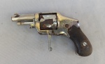 MILITARIA, um (1) antigo revolver marcado R coroado e A encimado por estrela, possivelmente alemão, impróprio para atirar, somente para coleção, bastante sinais de uso, coronha com apliques em madeira maciça, vide fotos.