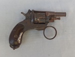 MILITARIA, um (1) antigo revolver marcado B coroado e estrela, possivelmente alemão, impróprio para atirar, somente para coleção, bastante sinais de uso e oxidação, coronha com apliques em madeira maciça, vide fotos.