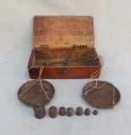 DIVERSOS, uma (1) antiga balança manual para pesagem de pedras, confeccionada em metal, acondicionada em caixa de madeira, acompanha alguns pesos em bronze, possui bastante sinais de uso, vide fotos extra.