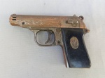 COLECIONISMO, um (1) isqueiro no formato de pistola, confeccionado em materiais diversos, faltam a pedra e o gás, usado, não testado e sem garantia, vide fotos, medindo 10 cm comprimento.