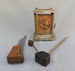 RELÓGIOS, três (3) itens sucateados: 1 de mesa do tipo carriage da marca JUNGHANS e 2 partes de carrilhão, usados e no estado.