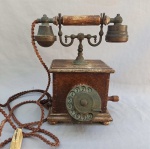 DIVERSOS, um (1) antigo telefone de mesa a manivela, gabinete em madeira, sem marca de manufatura aparente, funcionamento não testado, medindo 29,5 cm altura.