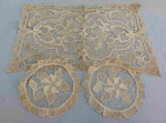 CAMA E MESA, três (3) toalhas, sendo 1 retangular, medindo 45 x 30 cm e 2 redondas, medindo 18 cm diâmetro, todas de renda veneziana, usadas e com manchas.