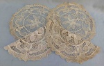 CAMA E MESA, quatro (4) toalhas redondas pequenas de renda veneziana, medindo em média 35 cm diâmetro, usadas e com manchas.