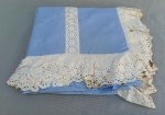 CAMA E MESA, um (1) lençol de cima, para casal, confeccionado em tecido de algodão na tonalidade azul, com virol decorado com bordado inglês, apresenta manchas, possui furo na decoração, vide fotos, medindo 230 x 220 cm.