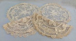 CAMA E MESA, quatro (4) toalhas redondas pequenas de renda veneziana, medindo em média 35 cm diâmetro, usadas e com manchas.