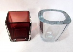 CRISTAIS / VIDROS - Dois porta canetas sendo: A) um em groso bloco de cristal translúcido, medindo: 9,5 x 9,5 x 8,5 cm (bordas com ínfimos bicados); B) um porta canetas quadrado, em vidro pintado na cor vinho, Medindo: 8,5 x 7,5 x 7,5 cm.