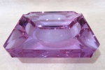 CRISTAIS - Belíssimo cinzeiro em cristal na cor lilás, moldado em formato quadrado, estilo MOSER. Medidas: 3 x 14,3 x 14,3 cm.