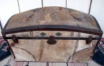 DIVERSOS, um (1) antigo baú de viagem, confeccionado em madeira, recoberto com pele animal, presa com ferragens e pregarias, sinais de oxidação, não possui chave, alça em madeira, possui rodízios, tampo abaulado, interior com parte forrada em papel, medindo116 x 70 x 53 cm, peça com grande apelo decorativo, usado.