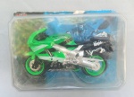 BRINQUEDOS, miniatura Moto Kawasaki ninja 1/18, MAISTO, prozida em metal com partes plásticas, medindo aproximadamente 12,5cm de comprimento; na embalagem original, lacrada, no estado.