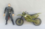 BRINQUEDOS, duas (02) miniaturas: 1 moto Fatal War Exército B S Toys Action, produzida em PVC rígido, medindo aproximadamente 18,5cm; e 1 boneco do Magneto XMen, figura de ação 2000 da MARVEL Toy Blz, medindo aproximadamente 15cm de altura; soltos, usados, com desgastes, no estado.