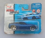 BRINQUEDOS, miniatura de V7 da série Fresh Metal, MAISTO. Produzido em metal com detalhes e pneus em plástico e pintura na cor azul; medindo aproximadamente 7cm; na embalagem original, lacrada, no estado.