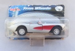 BRINQUEDOS, miniatura do Chevrolet Corvette, 1957, 1/39 - MAISTO - Free Wheels, produzido em metal e plástico, pneus de borracha, com abertura de portas, aproximadamente 11cm de comprimento; na embalagem original, lacrada, no estado.