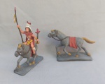BRINQUEDOS, três (03) figuras do Forte Apache Gulliver: dois cavalos e um índio medindo a maior figura 10cm de comprimento; usados.