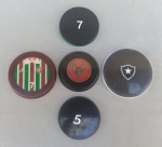 BRINQUEDOS, cinco (05) botões para futebol de mesa, com tamanhos entre 4,5 e 6,0 cm, galalite; usados.