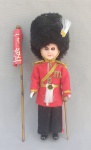 COLECIONISMO, boneco representando soldado da Guarda Real Britânica, souvenir, olhos móveis, medindo 16cm de altura; usado, embalagem no estado.