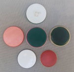 BRINQUEDOS, seis (06) botões para futebol de mesa, com tamanhos entre 3,0 e 5,0 cm, galalite; usados.