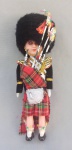COLECIONISMO, um (01) souvenir representando boneco gaiteiro escocês com olhos móveis, medindo 16 cm de altura, usado, na embalagem, no estado.
