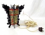 DIVERSOS - Luminária oriental articulada em formato de pagode chines, confeccionada em baquelite na cor preta, com figuras de dragão, revestido em tecido ceda com figuras de gueixas. Altura: 20 cm: diâmetro: 20 cm. (Não testado e sem garantia de funcionamento).
