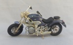 BRINQUEDOS, miniatura de moto BMW 1200 C, produzida em metal e plástico, pneus de borracha, medindo 12cm de comprimento; usada com desgastes.