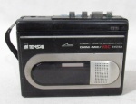 ELETRÔNICOS - Pequeno gravador portátil, confeccionado em baquelite na cor preta, marca Tensai, modelo: OMNI-MIC/VAC  SYSTEM. Medidas: 8 x 11 cm. (ligando, e sem garantias de funcionamento).