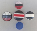 BRINQUEDOS, cinco (05) botões para futebol de mesa, com tamanhos entre 3,0 e 4,5 cm, galalite; usados.