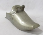 METAL PRATEADO - Antigo estribo feminino dito sapata confeccionada em metal espessurado a prata. Medidas: 27,5 cm de comprimento x 10,5 cm de largura