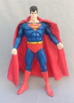 BRINQUEDOS, boneco figura de ação, Superman, articulado, fabricante Estrela, linha DCIcons, franquia DC  Comics, medindo 34cm de altura; usado com marcas de desgaste, não possui a plataforma suporte e tem avaria num dos locais de encaixe da plataforma; Anos 90.