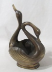 BRONZE - Uma floreira em bronze, representando casal de ganso. Altura: 31 cm: comprimento:19 cm: largura: 14 cm.