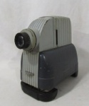 ELETROTÔNICOS - Antigo projetor de slides, marca Kodak, modelo: Master Series I fabricação americana. Altura: 29 cm: comprimento: 30 cm: largura: 16 cm. (não acompanha fio, não testado e sem garantias de funcionamento).